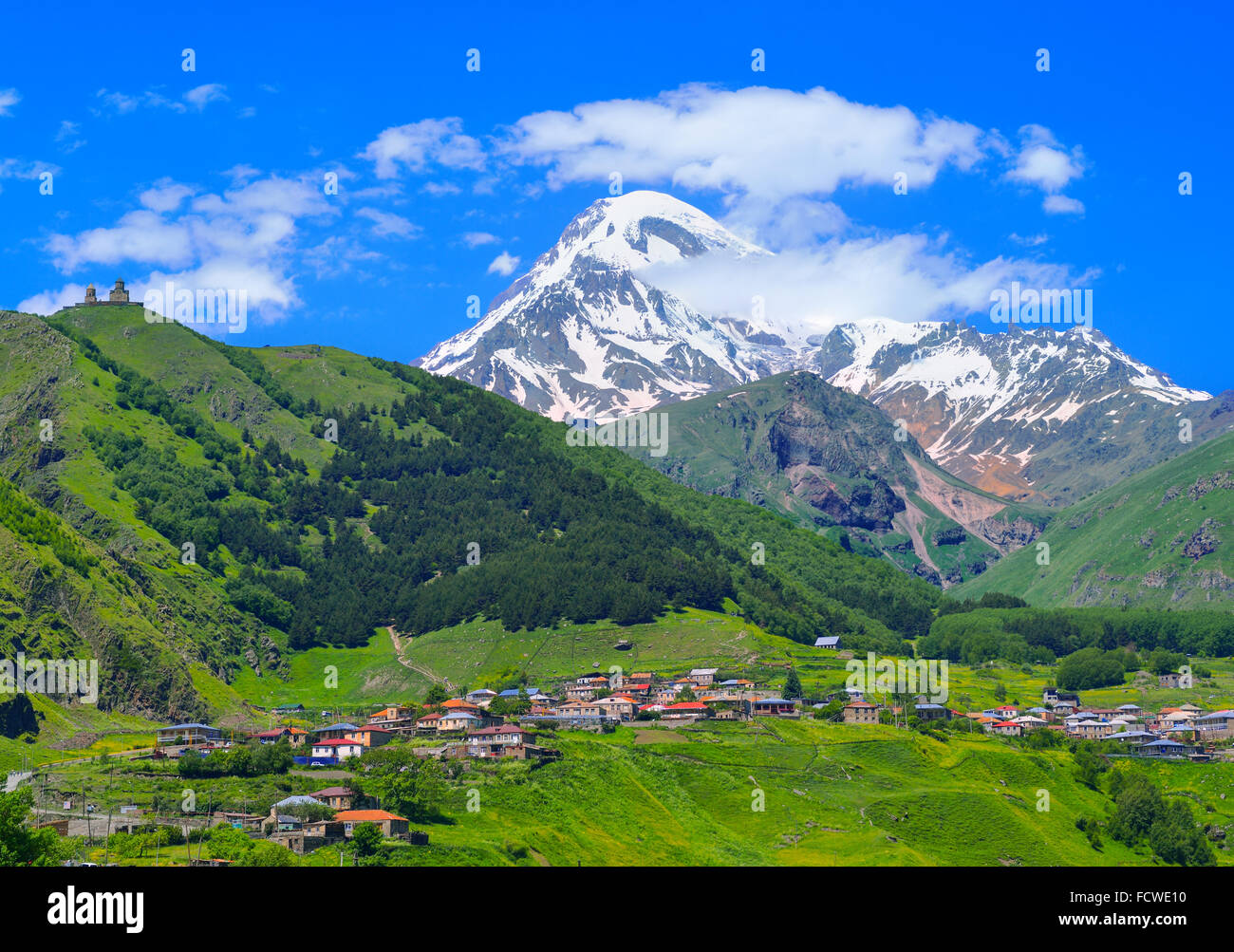 Mount Kazbek in monti caucasici. Stepantsminda.Georgia Foto Stock