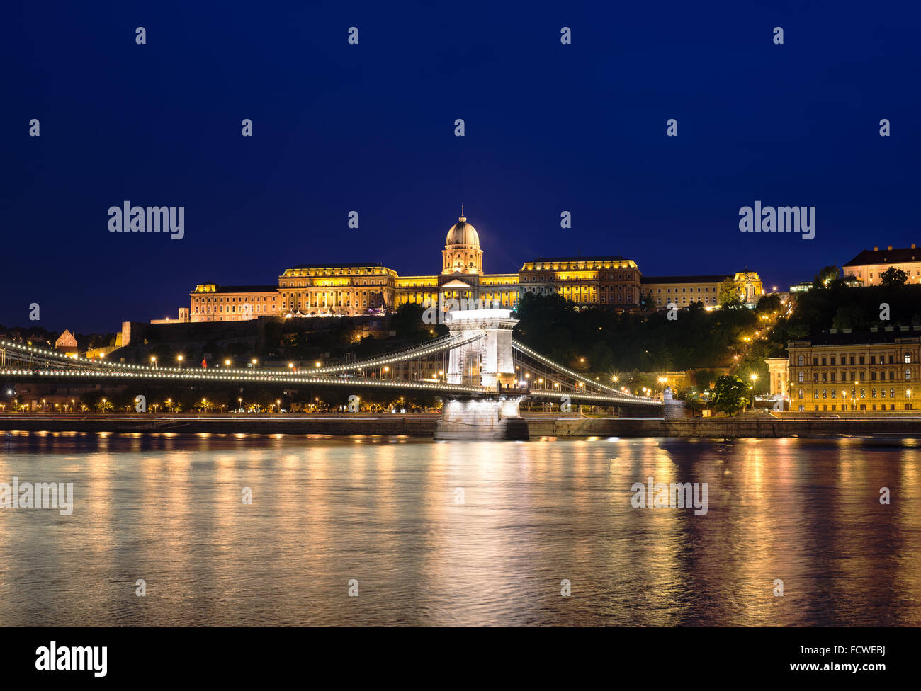 Fiume Danubio, il Ponte della Catena e il Castello di Buda (Palazzo Reale) a notte. Budapest, Ungheria. Foto Stock
