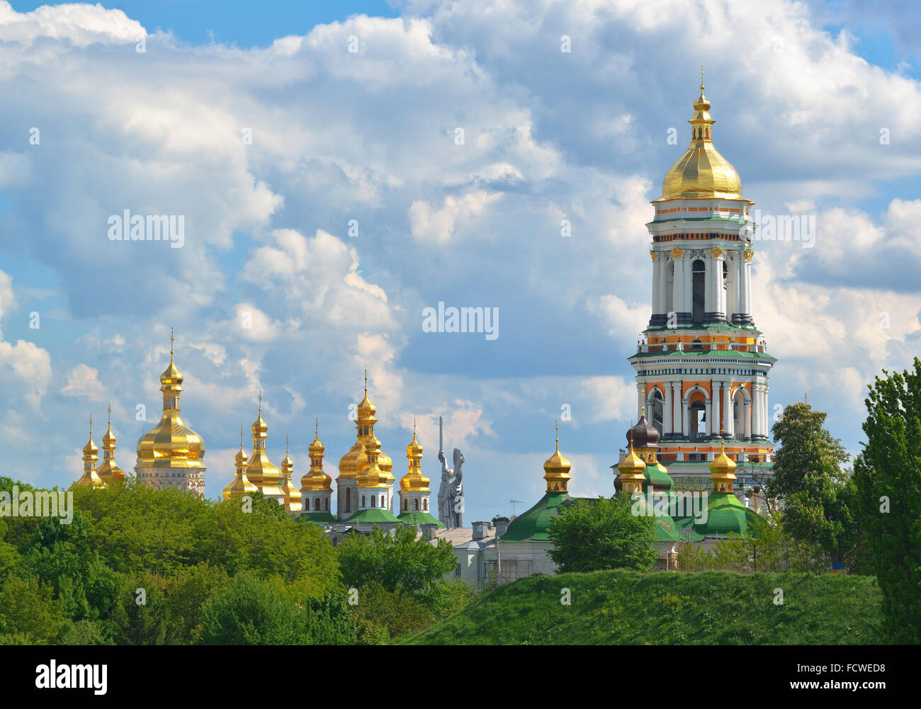 Cristiano ortodosso monastero - Kiev Pechersk Lavra a Kiev sulle verdi colline di Pechersk. Kiev monastero delle Grotte nel capit Foto Stock