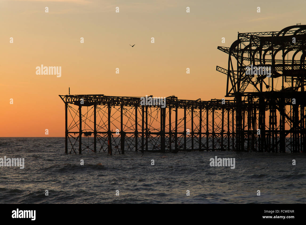 Parte di Brighton West abbandonati Pier all'alba Foto Stock