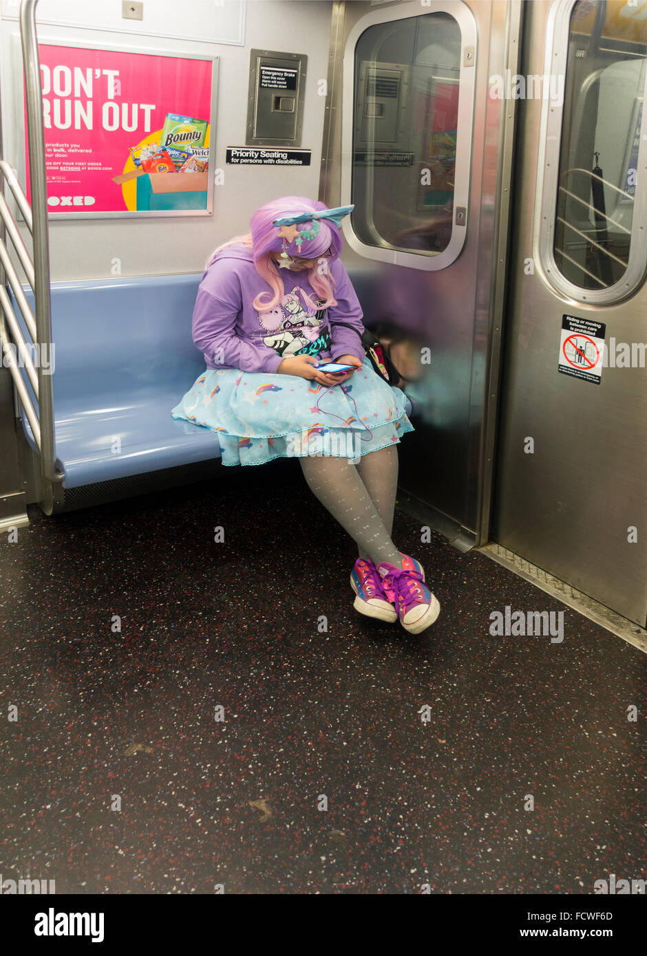 Cosplay Costume donna vestito in fata vestito interno treno della metropolitana Auto a New York Foto Stock