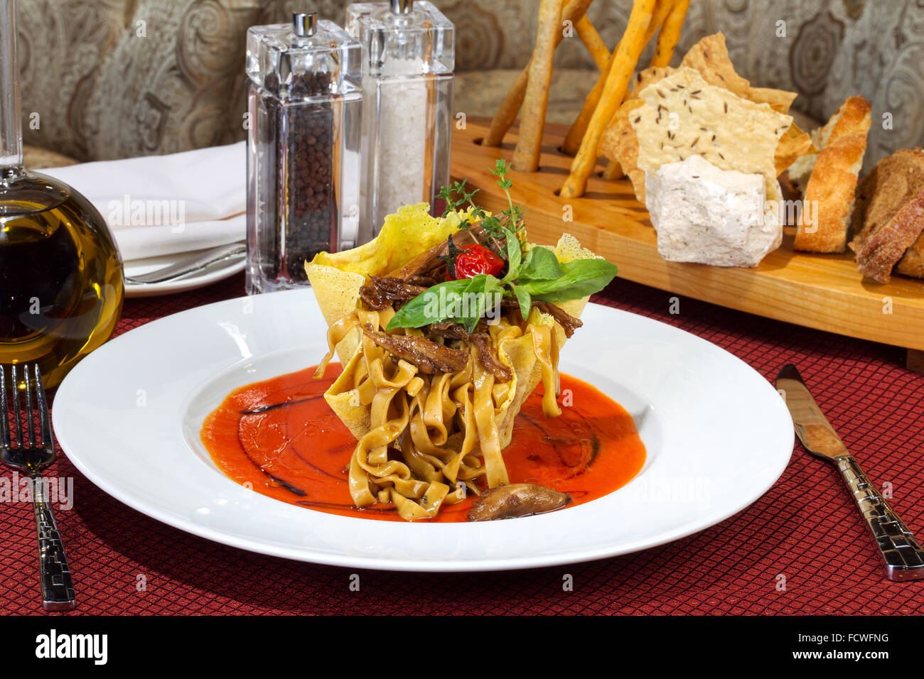 Le lasagne italiane con pomodoro e verdure e salsa su una piastra bianca Foto Stock