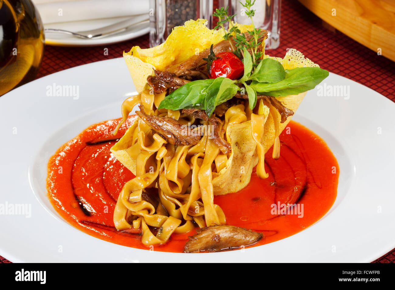 Le lasagne italiane con pomodoro e verdure e salsa su una piastra bianca Foto Stock