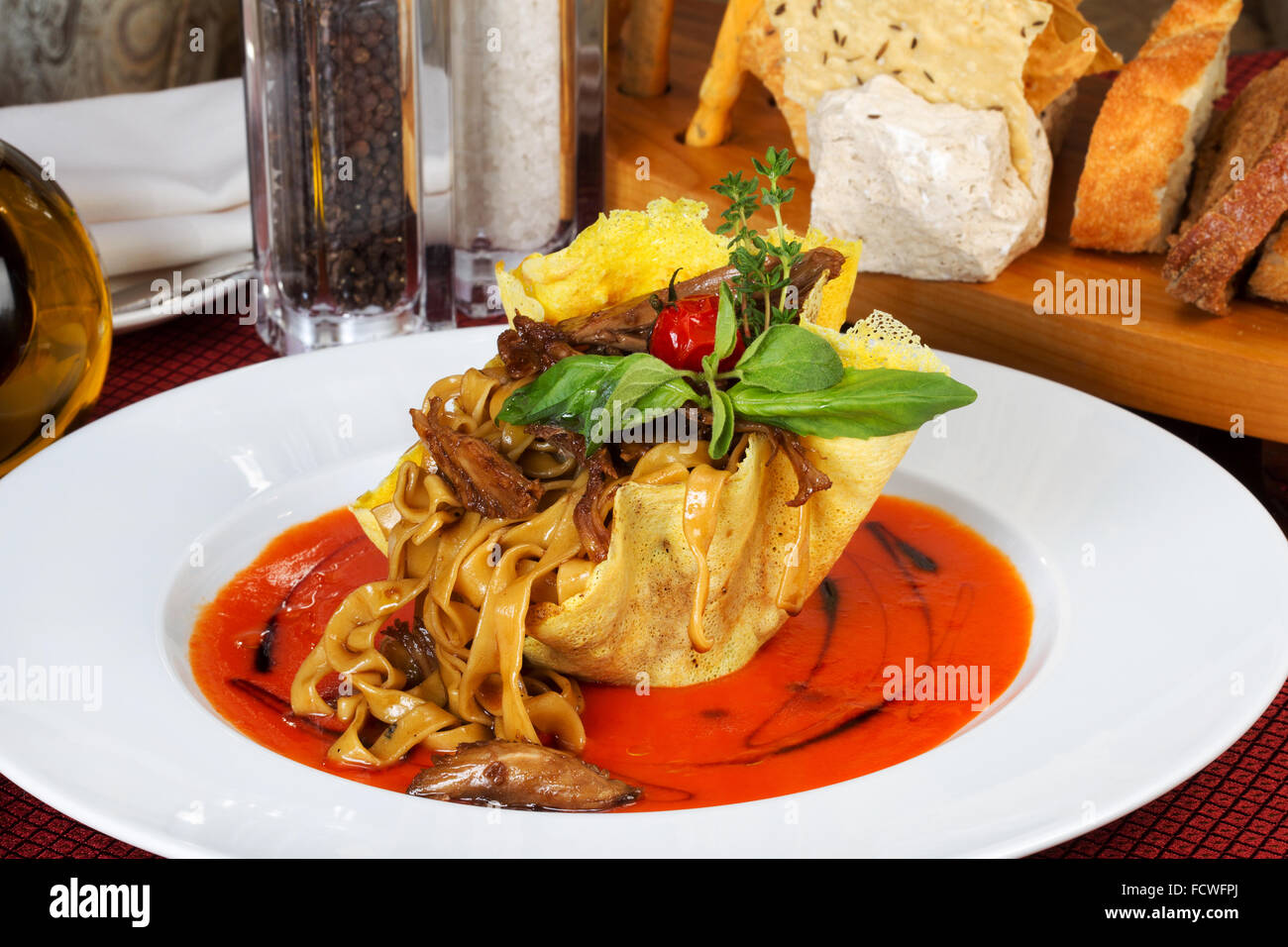 Le lasagne italiane con pomodoro e verdure e salsa su una piastra bianca Foto Stock