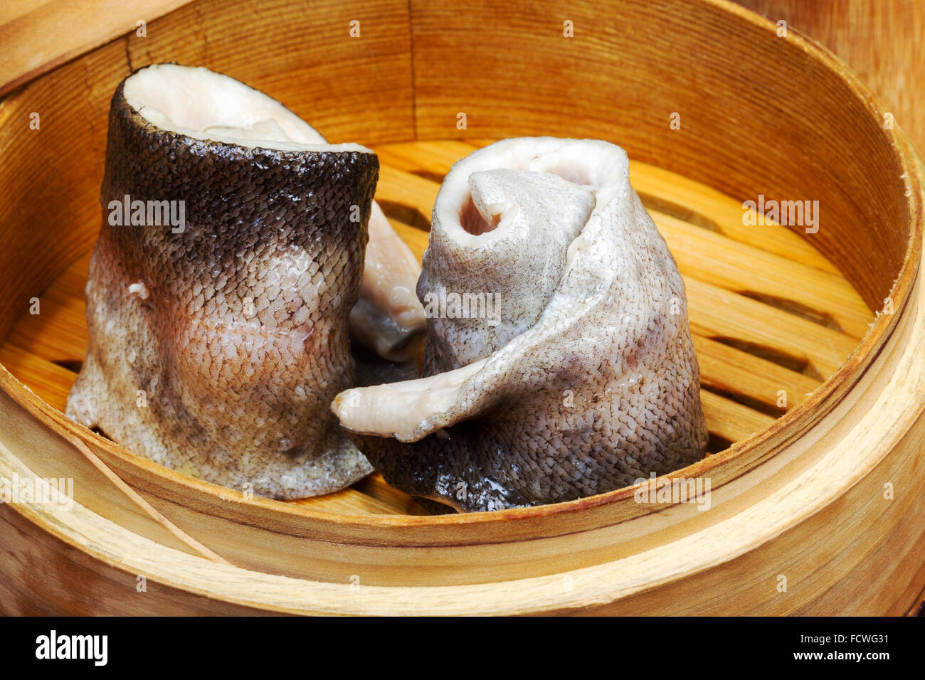 Oggetti per il servizio da tavola, coppa di legno con un pesce per un paio, primo piano Foto Stock
