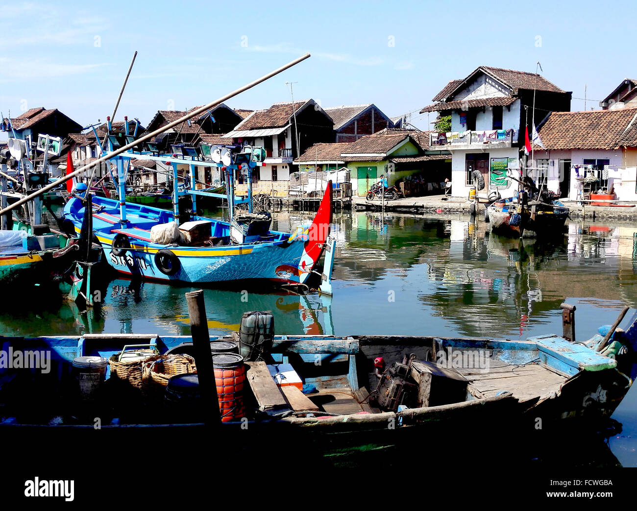 Indonesia Java Centrale Jepara barche da pesca ormeggiato sul fiume Adrian Baker Foto Stock