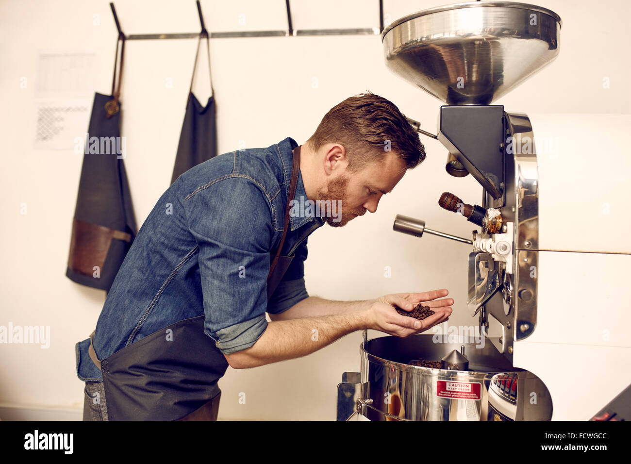Torrefazione del controllo di qualità dei chicchi di caffè appena cartine Foto Stock