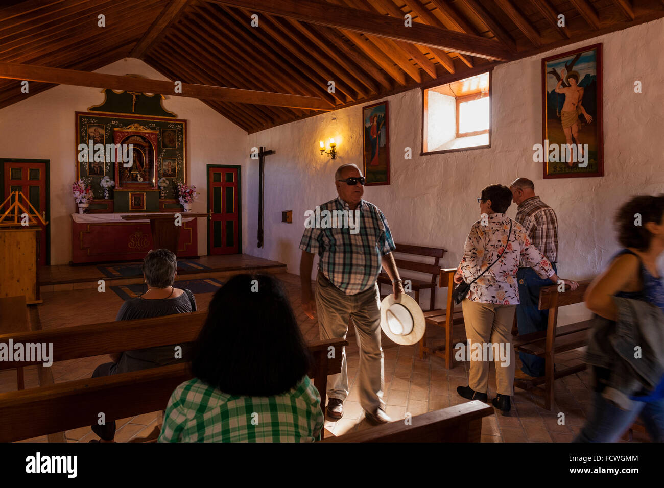 I visitatori nel vecchio ermita di San Sebastian in La Caleta, Costa Adeje, Tenerife, Isole Canarie, Spagna. Foto Stock