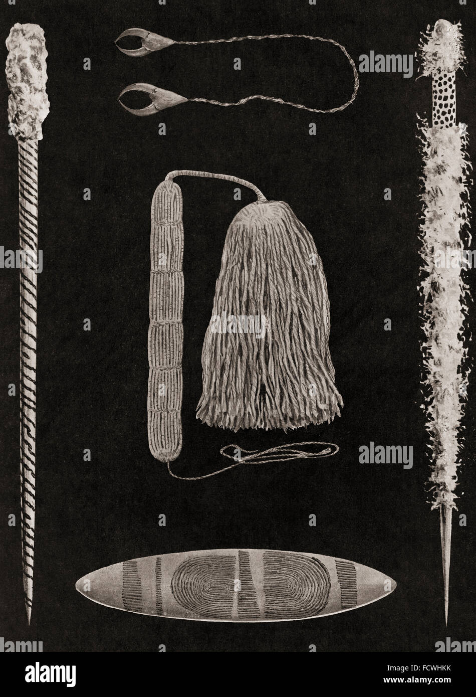 Gli oggetti importanti in aborigeno australiano cerimonie: due tipi di puntamento magico-ossa o bastoni; un ornamento di eaglehawk artigli, indossato intorno al collo; un archetto da collo e infiorescenza staminifera; un Churinga Tjurunga o. Dopo un secolo xix fotografia. Foto Stock