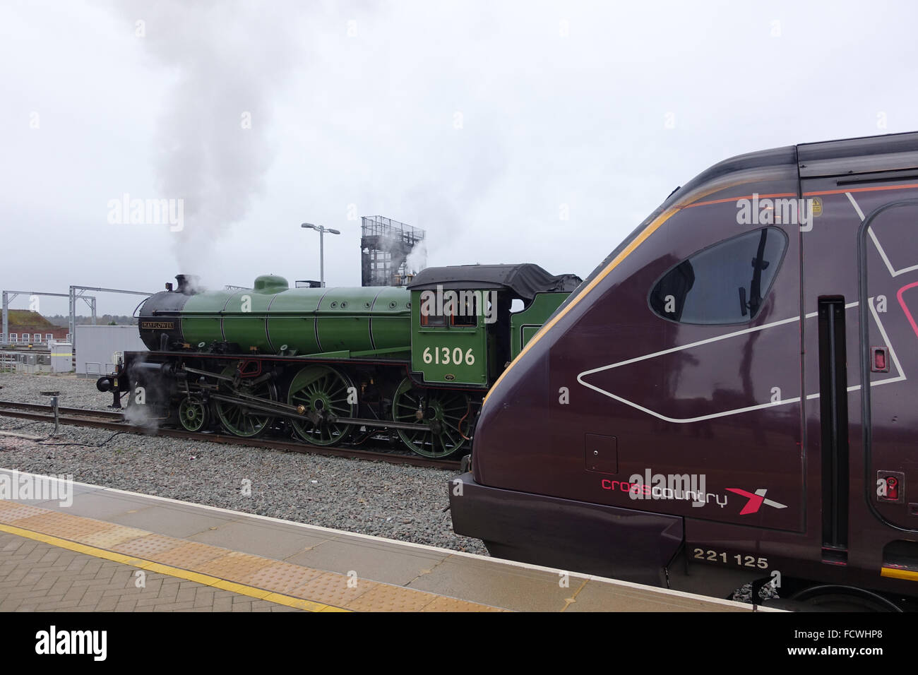 Cross Country 221 Classe Voyager e Classe B1 61306 Mayflower a stazione di lettura -1 Foto Stock