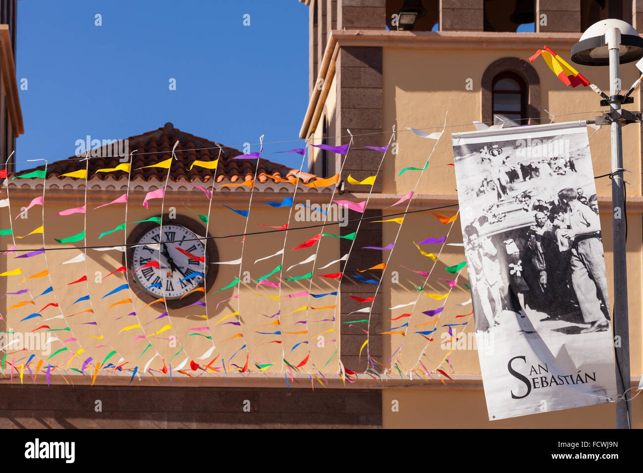 Le bandiere e pavese di decorare la parte anteriore della chiesa per la festa di San Sebastiano, La Caleta, Costa Adeje, Tenerife, Canarie ho Foto Stock
