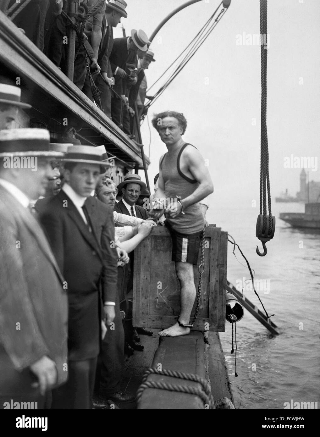 Harry Houdini il rafforzamento in una cassa che sarà abbassato nel porto di New York come parte di una fuga stunt, 7 Luglio 1912 Foto Stock