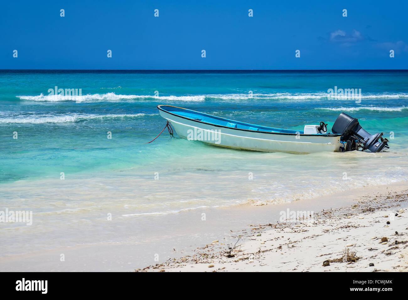 Barca sulla spiaggia tropicale all'Isola di Saona, Repubblica Dominicana Foto Stock