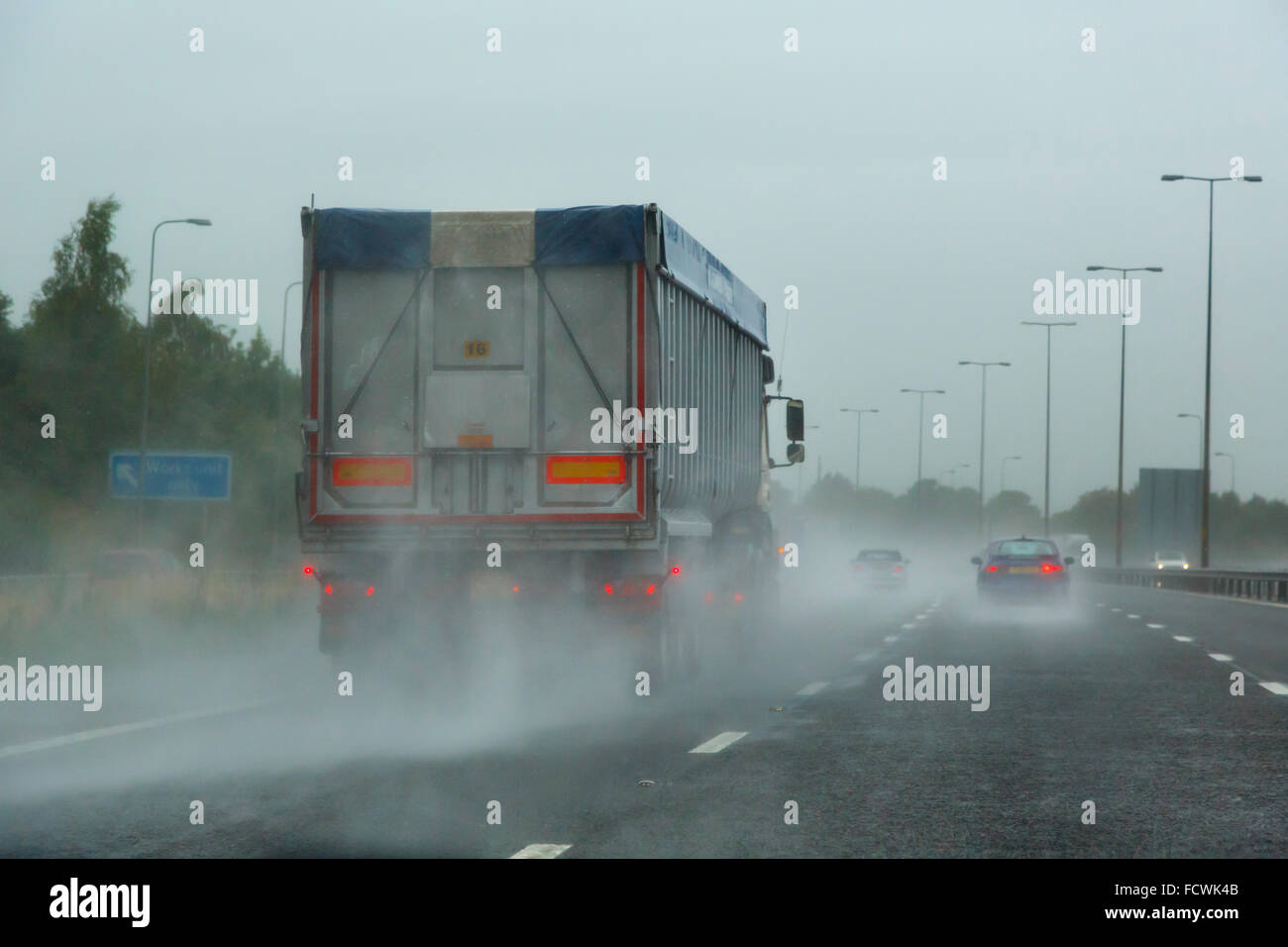 Il traffico su autostrada in heavy rain. Regno Unito. Foto Stock