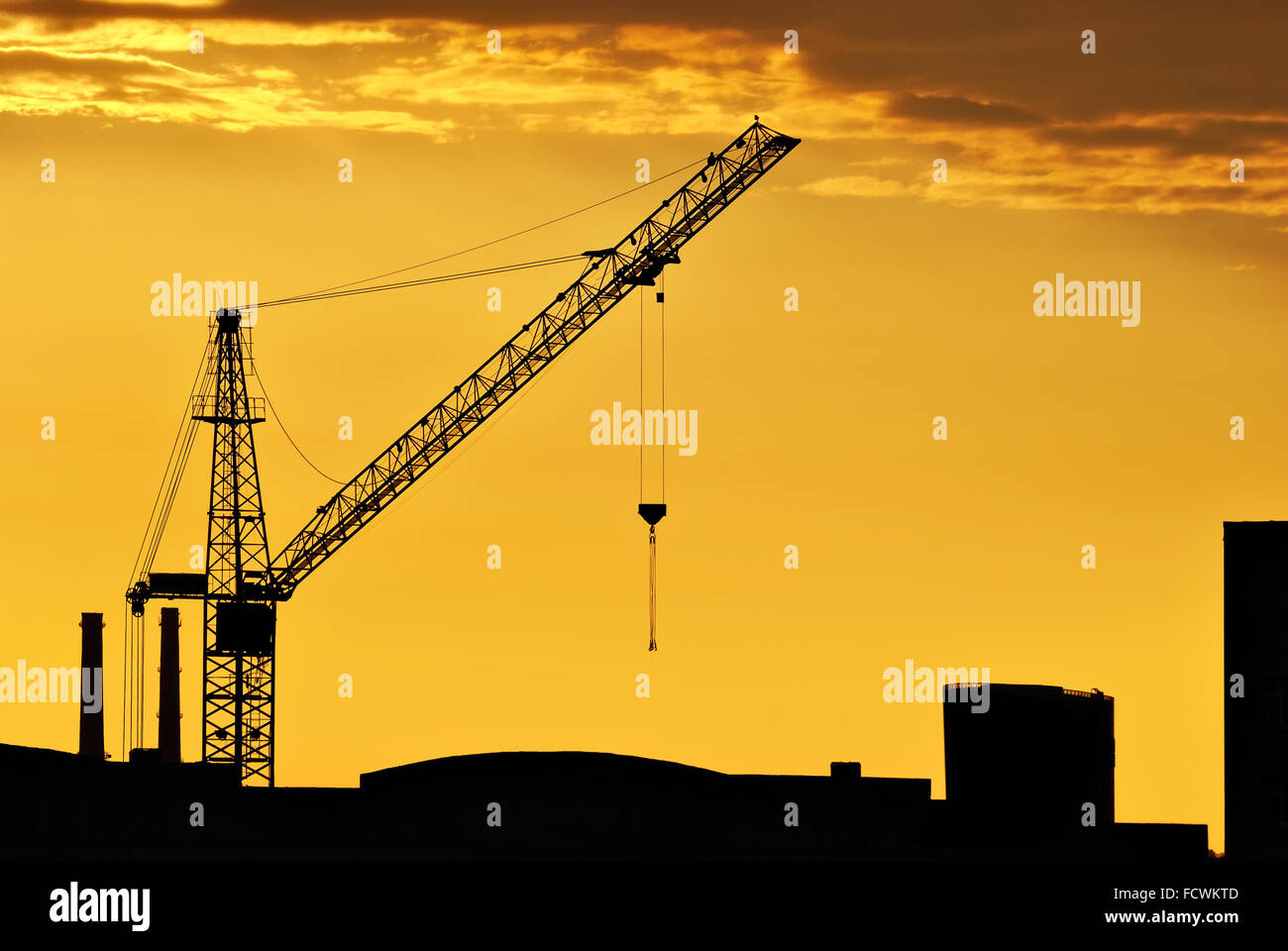 Alla fine della giornata di lavoro per la costruzione di una casa a San Pietroburgo su sfondo al tramonto. Foto Stock