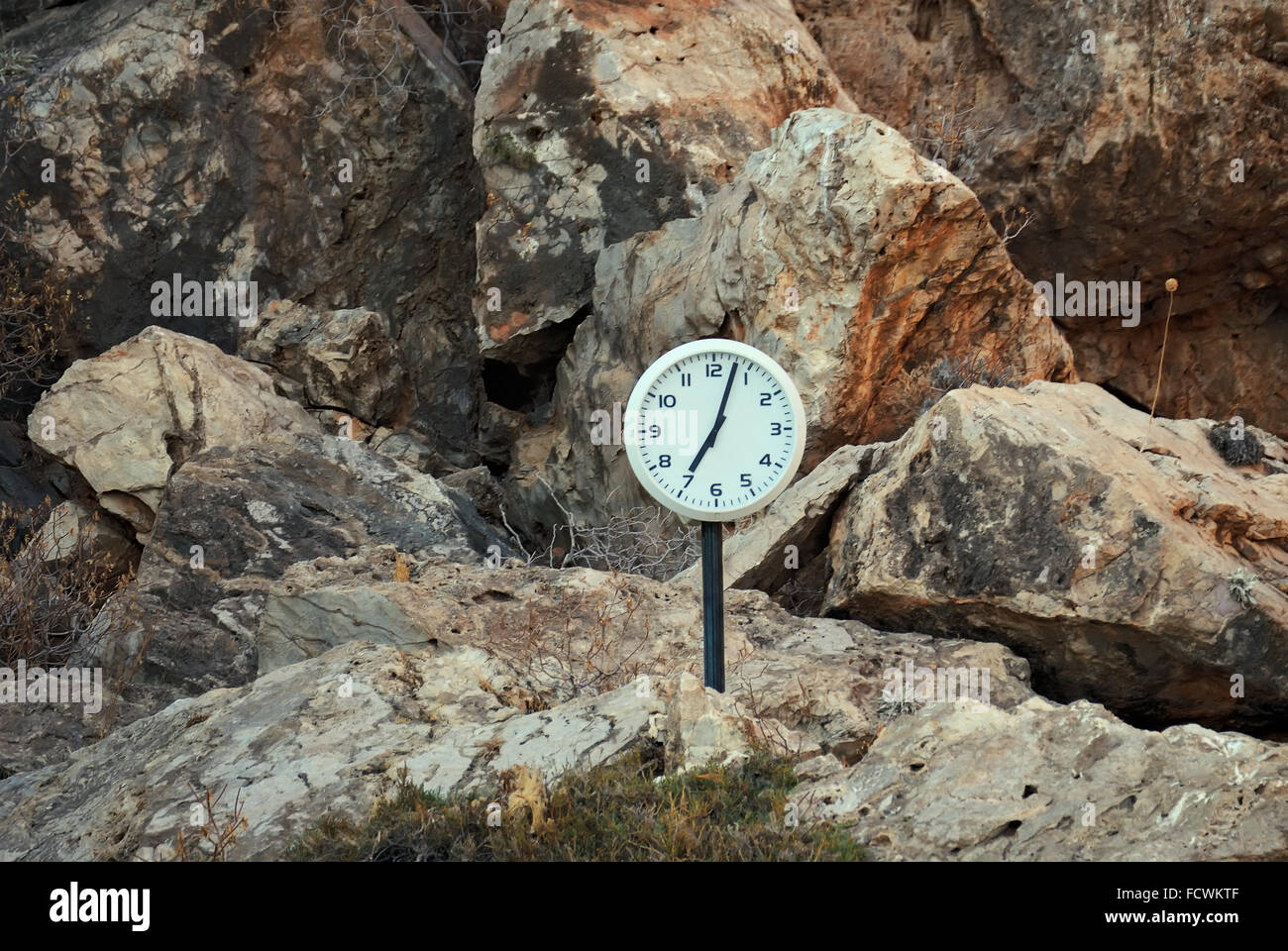 Orologio sulla costa rocciosa del famoso Lago di Vouliagmeni nel giorno di estate in Grecia. Foto Stock