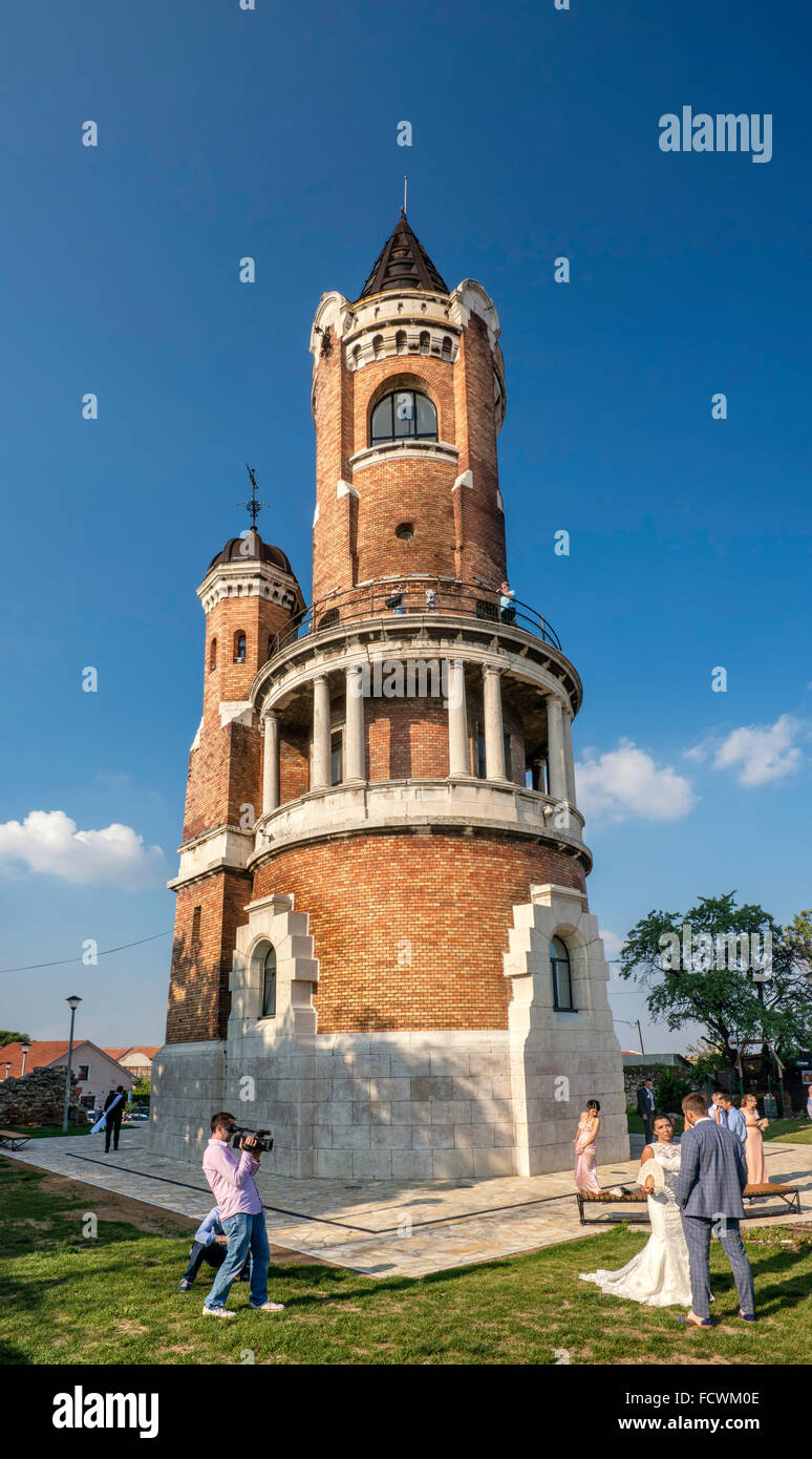 Fotografare la coppia di sposi al Millenium Tower aka Sibinjanin Janko Torre a Zemun fortezza a Zemun distretto di Belgrado, Serbia Foto Stock