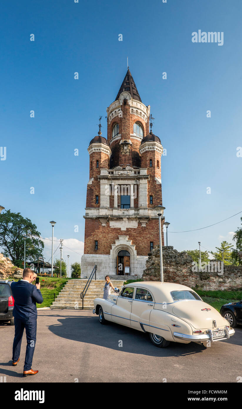 1948 Buick Roadmaster al Millenium Tower aka Sibinjanin Janko Torre a Zemun fortezza a Zemun distretto di Belgrado, Serbia Foto Stock