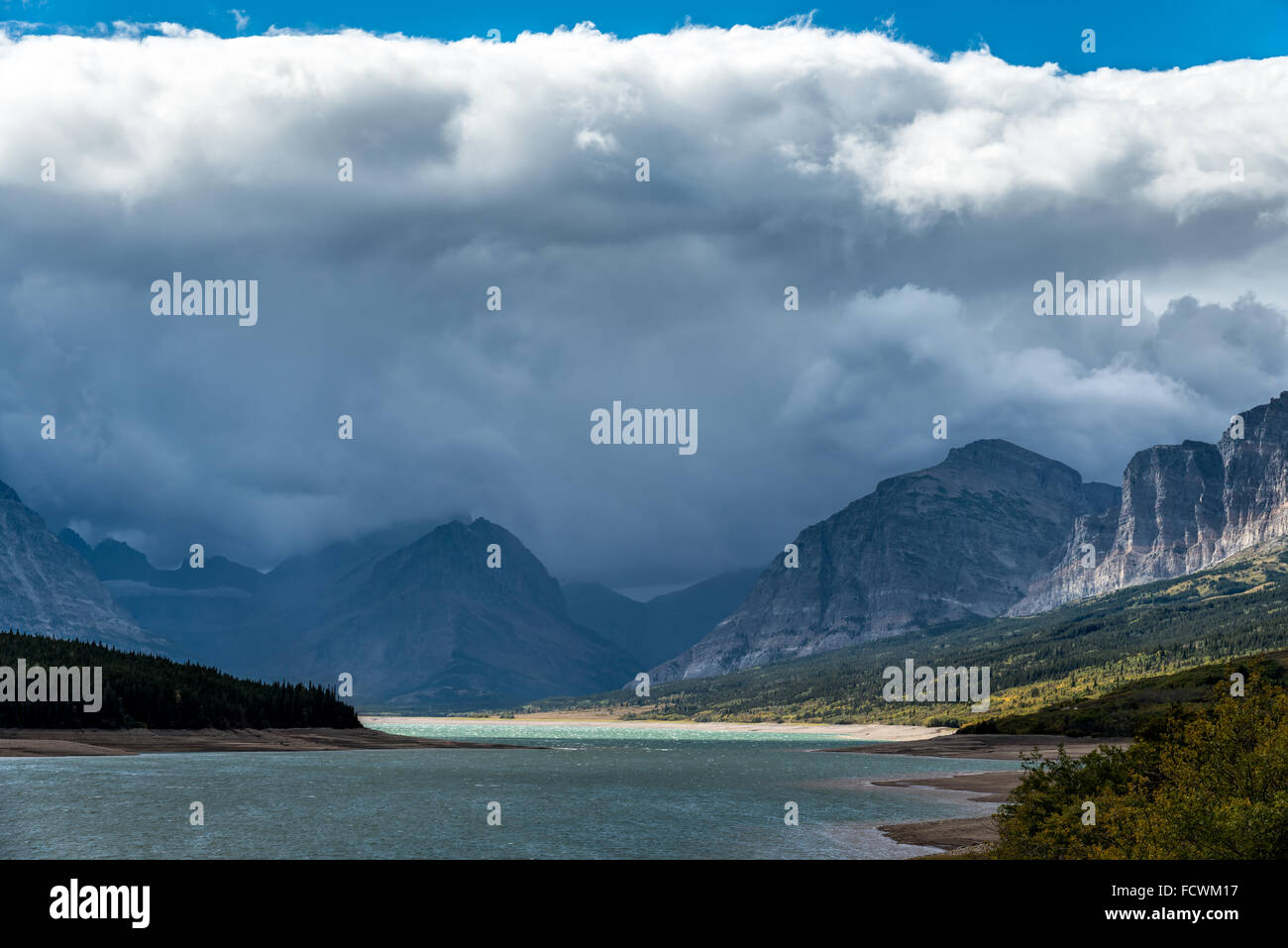 Nuvole temporalesche la raccolta di oltre il Lago Sherburne Foto Stock