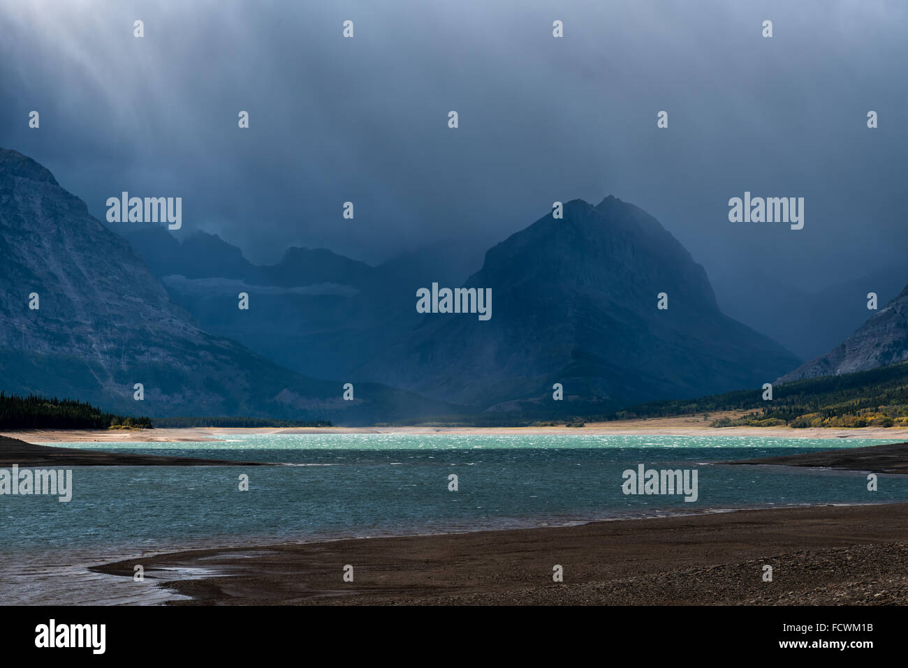 Nuvole temporalesche la raccolta di oltre il Lago Sherburne Foto Stock