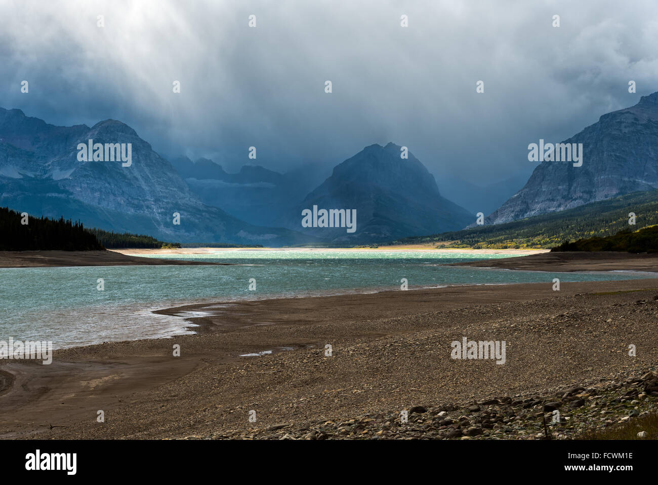 Nuvole temporalesche la raccolta di oltre il Lago Sherburne Foto Stock