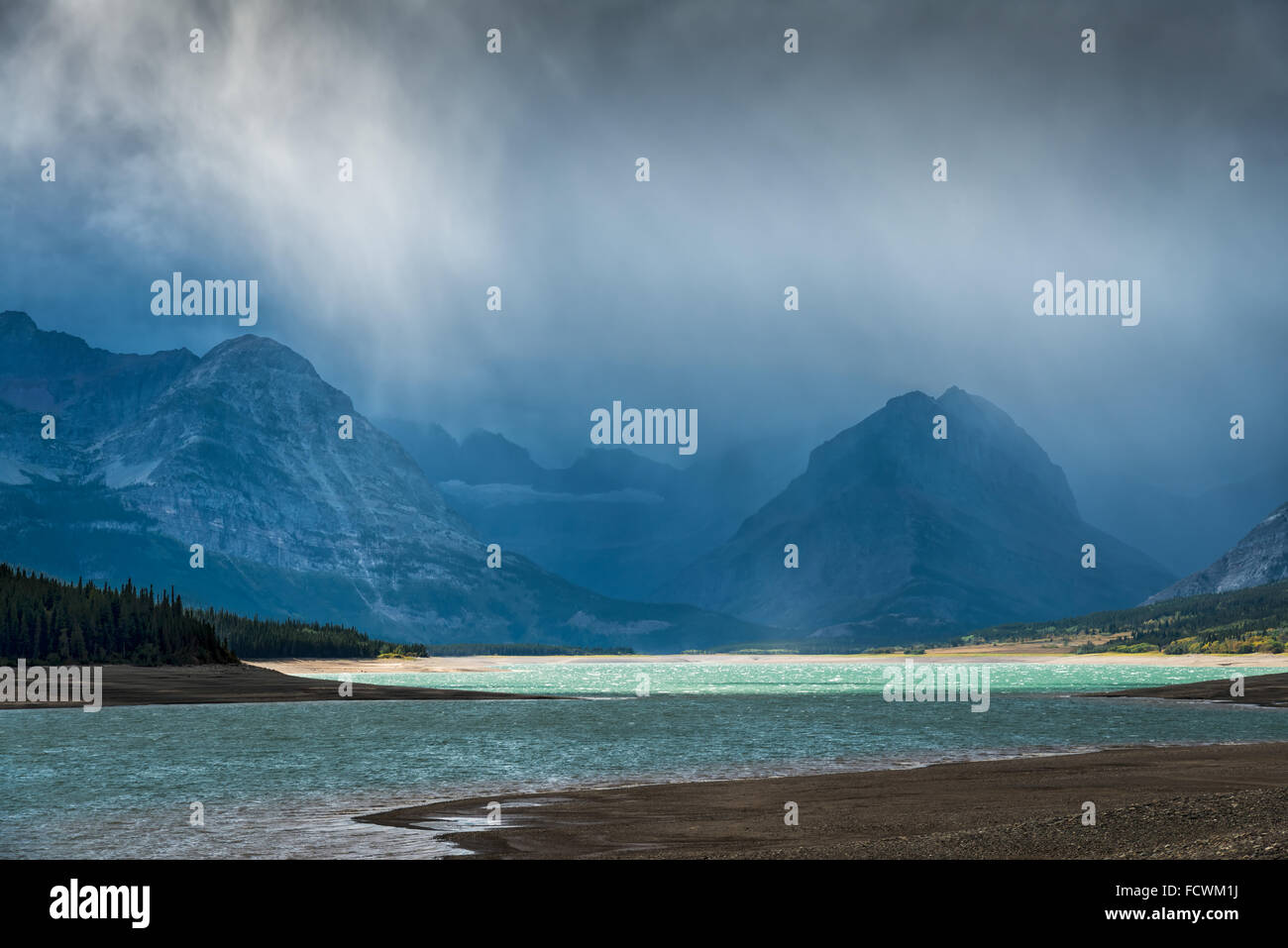 Nuvole temporalesche la raccolta di oltre il Lago Sherburne Foto Stock