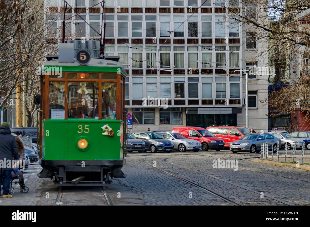 RETRO Vintage Tram Siemens per le strade di Sofia nel dicembre 2015 - Vista anteriore, Bulgaria Foto Stock