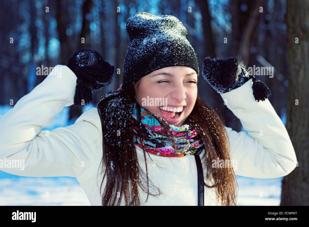 Ritratto di un felice giovane donna in natura invernale Foto Stock
