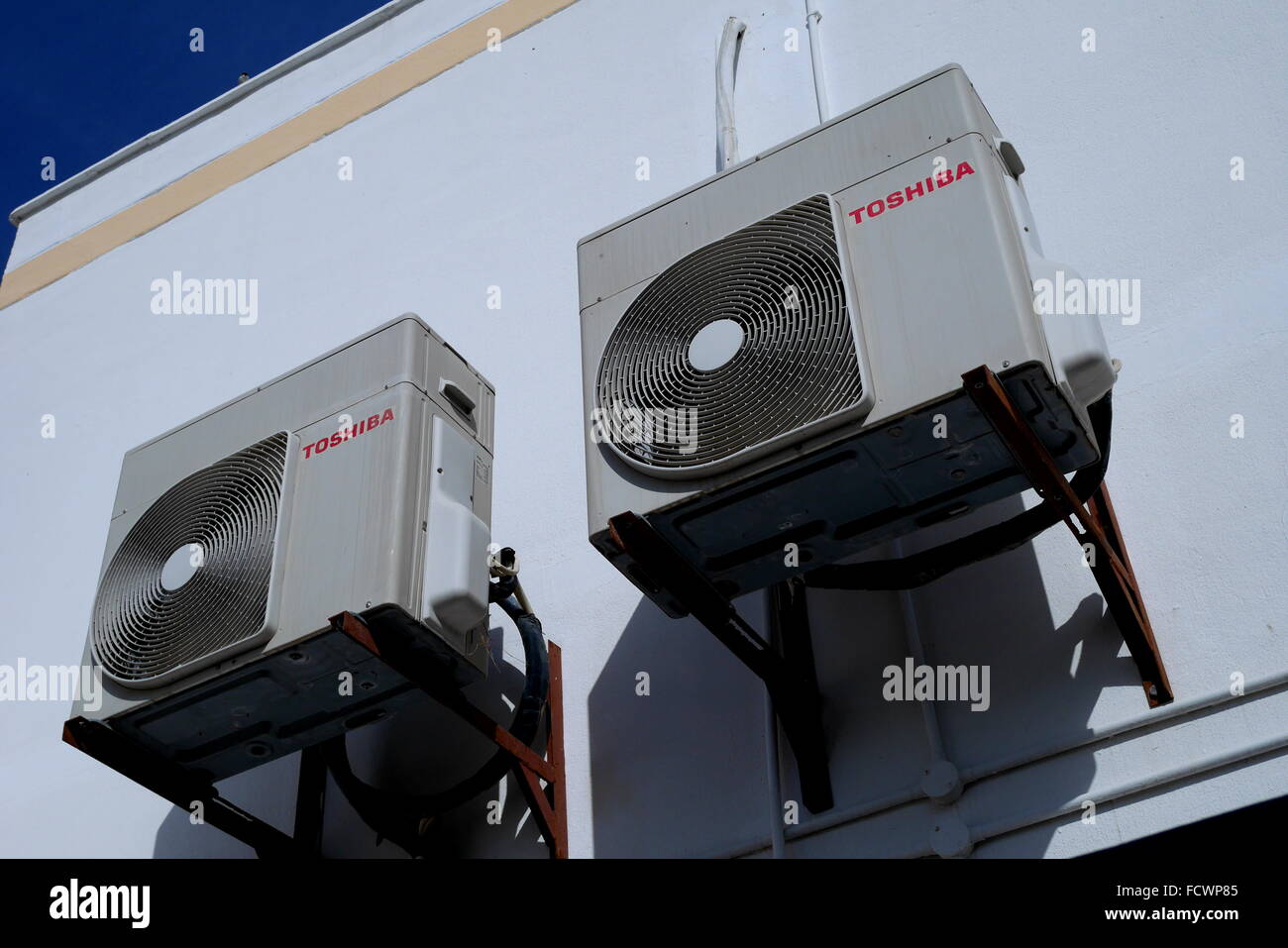 Le unità aria condizionata su una casa nel regno del Bahrain Foto Stock