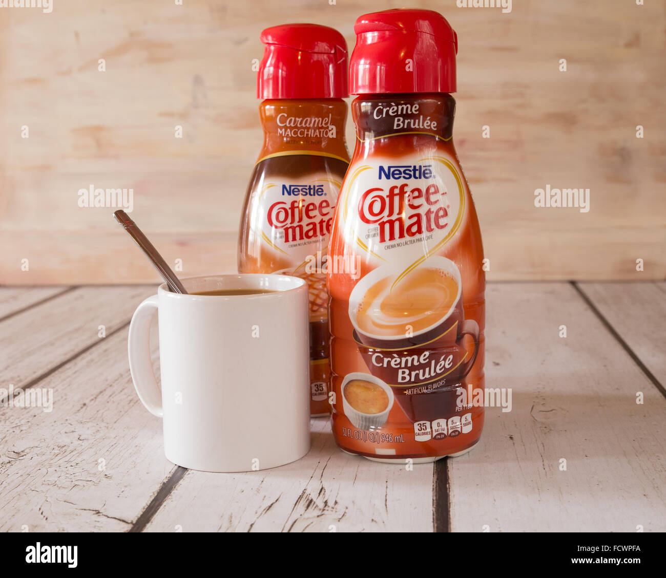NEW YORK CITY - Gennaio 22, 2016: due bottiglie di caffè-mate liquido aromatizzati creamer per caffè e una tazza di caffè. Foto Stock