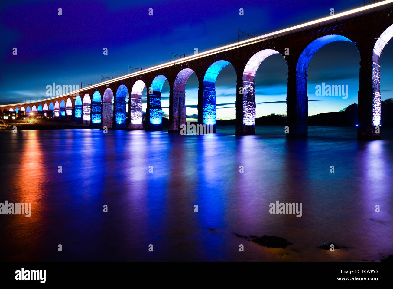 Berwick upon Tweed, Inghilterra, 25 gennaio 2016. Brucia la notte il confine reale ponte che attraversa il fiume Tweed in Englands la maggior parte delle città settentrionali, illuminato con si intraversa blu e luci bianche per commemorare la Scozia il più grande poeta Robbie Burns. Credito: Troy GB di immagini/Alamy Live News Foto Stock