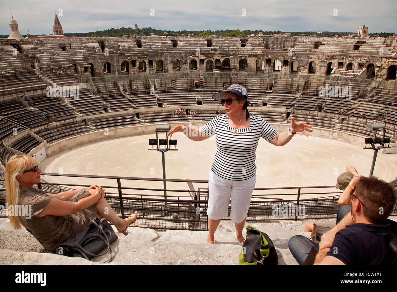 Arènes de Nîmes anfiteatro romano e torero statua, Nimes, Gard, Francia Foto Stock