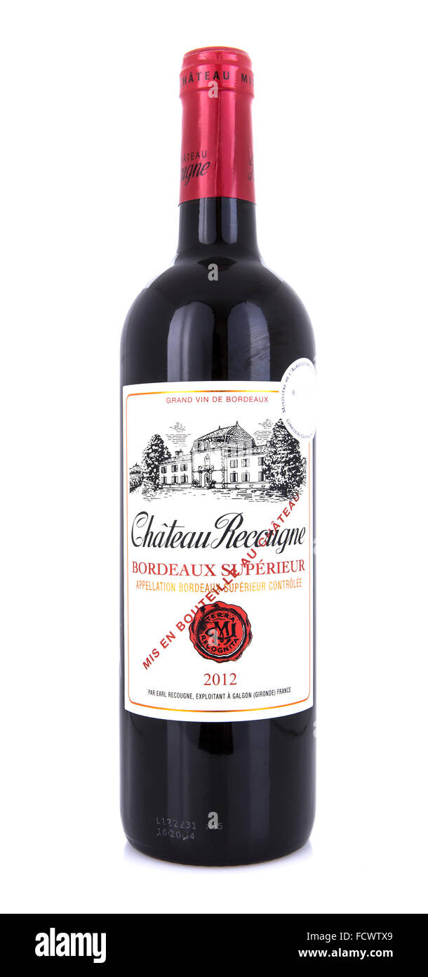 Una bottiglia di Château Recougne 2012 Bordeaux Supérieur su sfondo bianco Foto Stock