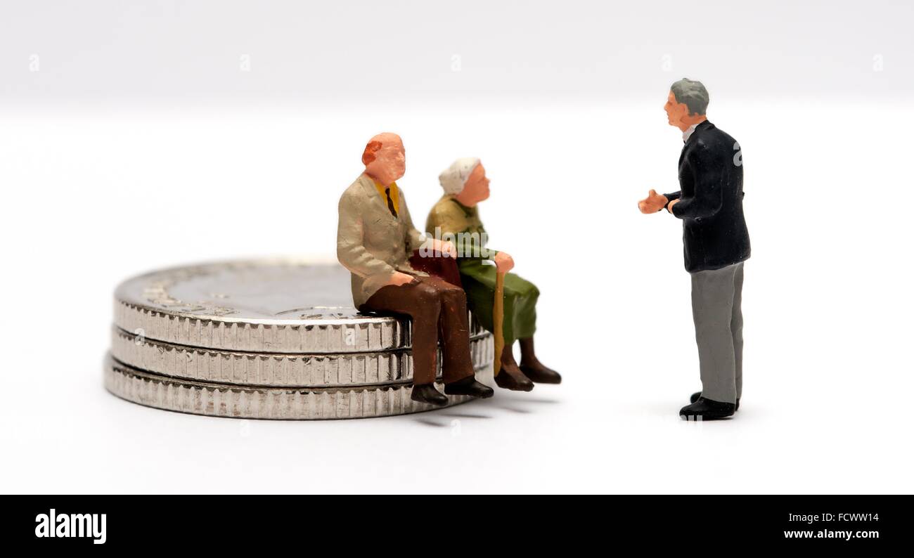 Consulenza finanziaria essendo data a un giovane seduto su alcune monete Foto Stock