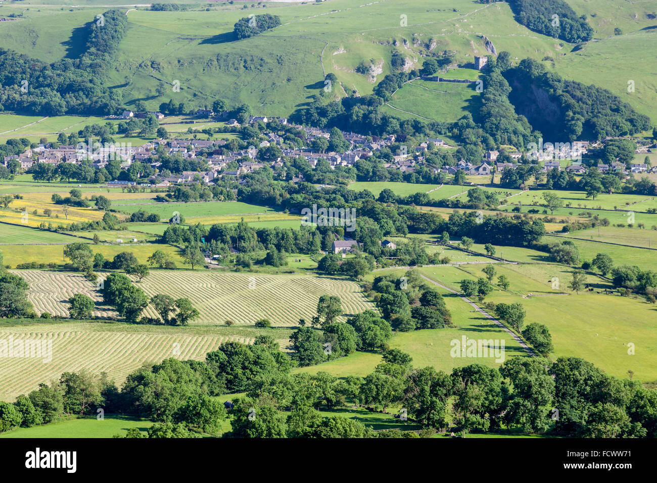 Guardando attraverso Hope Valley con Castleton in distanza, Derbyshire, Peak District, England, Regno Unito Foto Stock