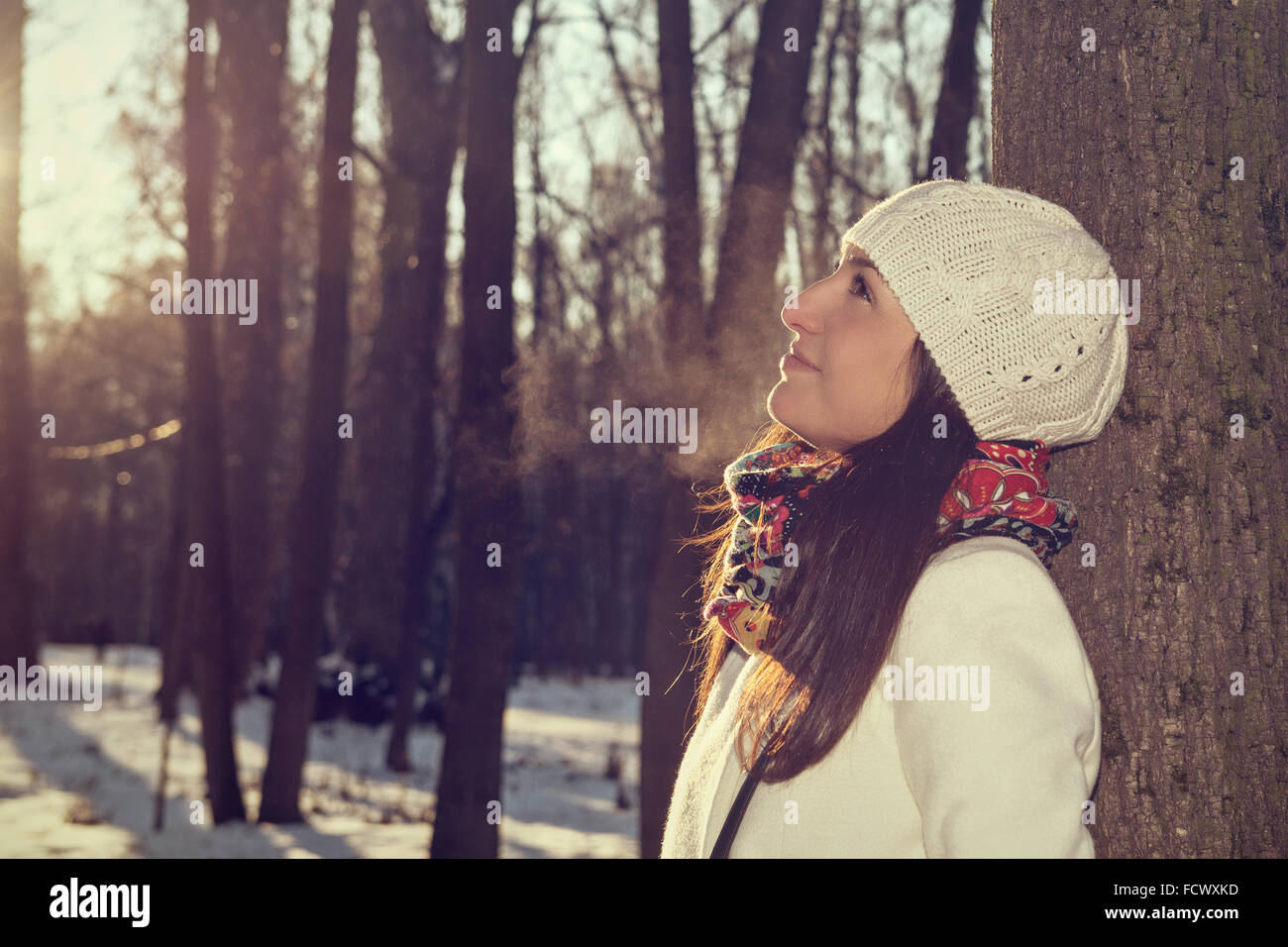 Inverno ritratto di una giovane e bella donna all'aperto Foto Stock