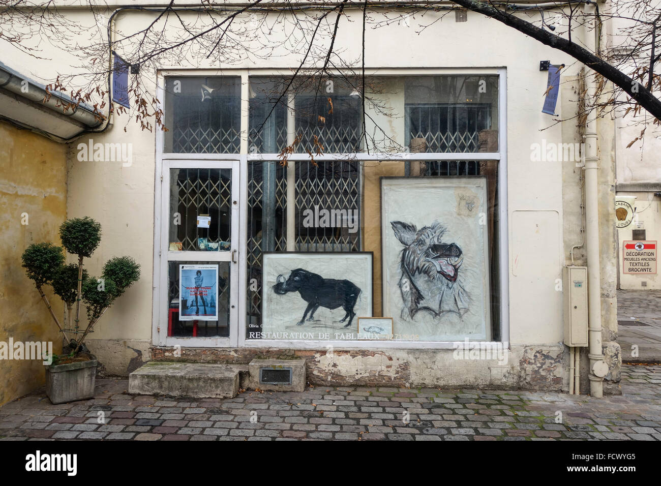 Negozio di arte in Borgo San Paolo, nascosto il villaggio di antiquariato del Marais, Paris, Francia, Europa. Foto Stock