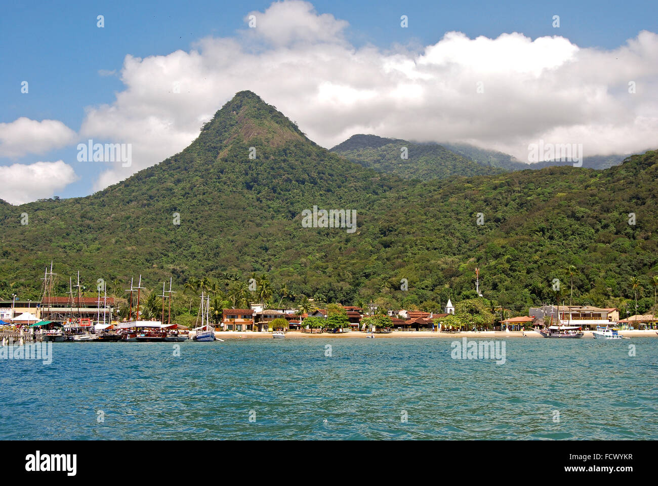 Ilha Grande Isola: vista del porto di Vila do Abraao, Stato di Rio de Janeiro, Brasile, Sud America Foto Stock