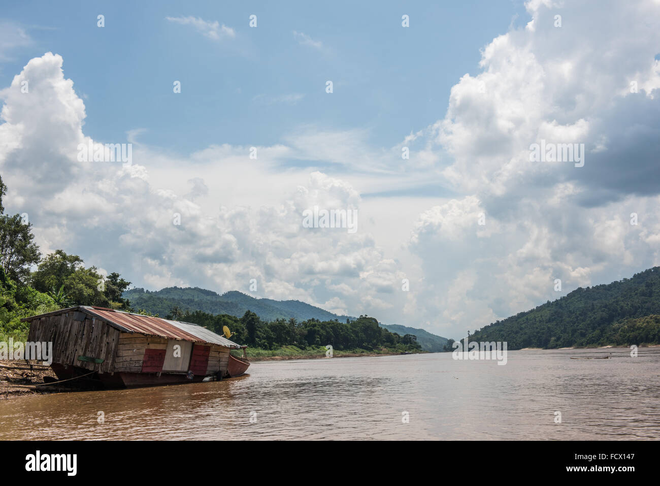 Immagine di colline dal fiume Mekong Foto Stock