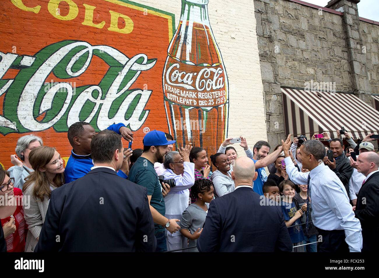 Stati Uniti Il presidente Barack Obama saluta una folla di persone raccolte al di fuori di Manuel's Tavern Marzo 10, 2015 in Atlanta, Georgia. Foto Stock