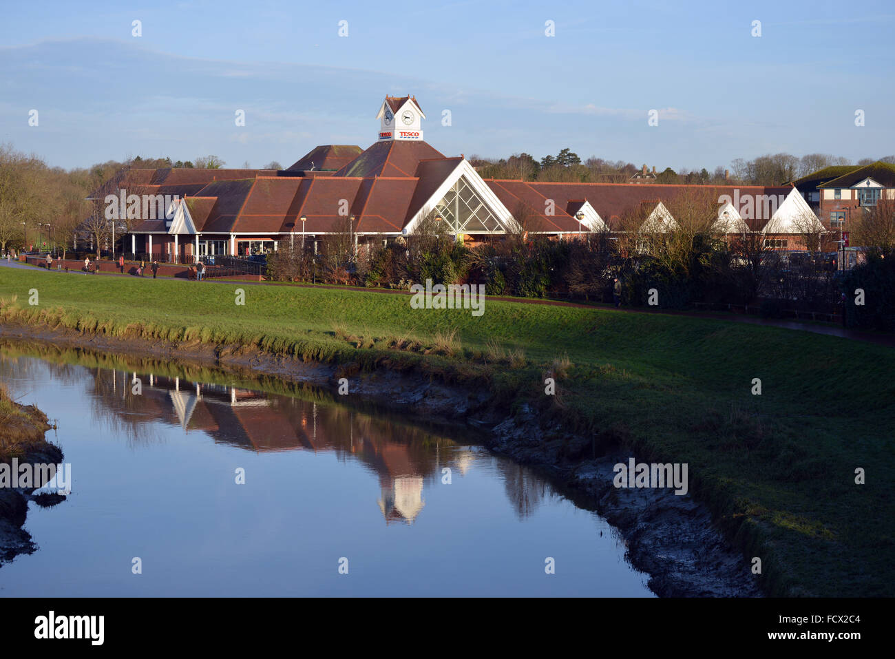 Negozio Tesco dal fiume Ouse, Lewes, East Sussex Regno Unito Foto Stock