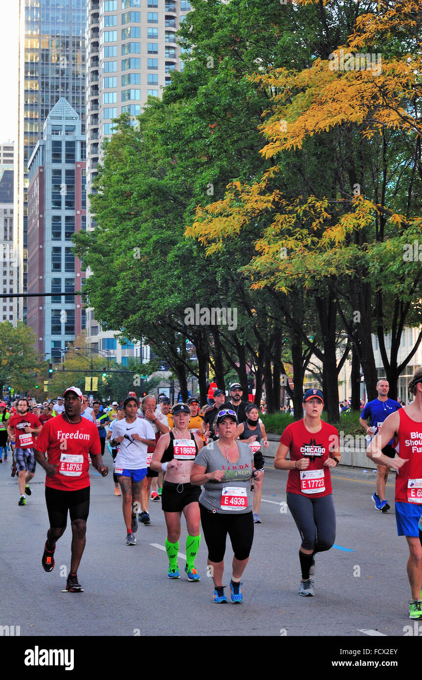 Guide di scorrimento appena passato le tre miglia di marchio del 2015 Chicago Marathon race attraverso il paralume su LaSalle Street. Chicago, Illinois, Stati Uniti d'America. Foto Stock