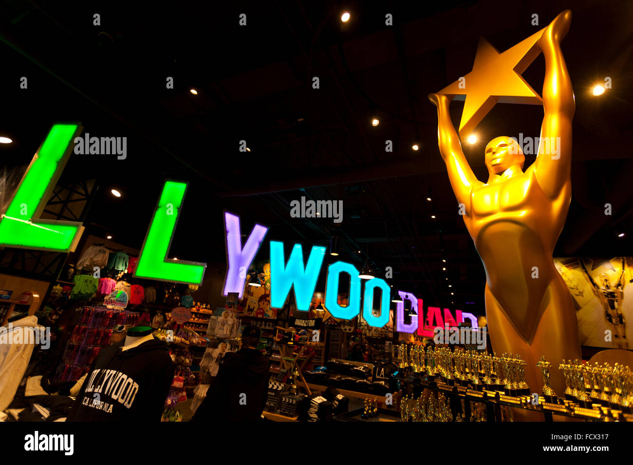 Negozio di articoli da regalo con una somiglianza con la statua di Oscar su Hollywood Boulevard, Hollywood, Los Angeles, California, Stati Uniti d'America Foto Stock