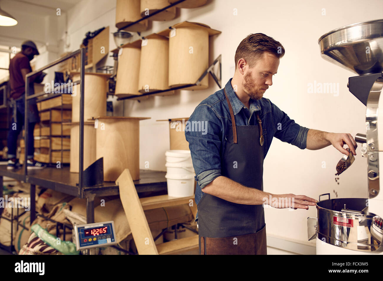 Professional torrefattore funzionamento di una macchina per la tostatura in dist Foto Stock