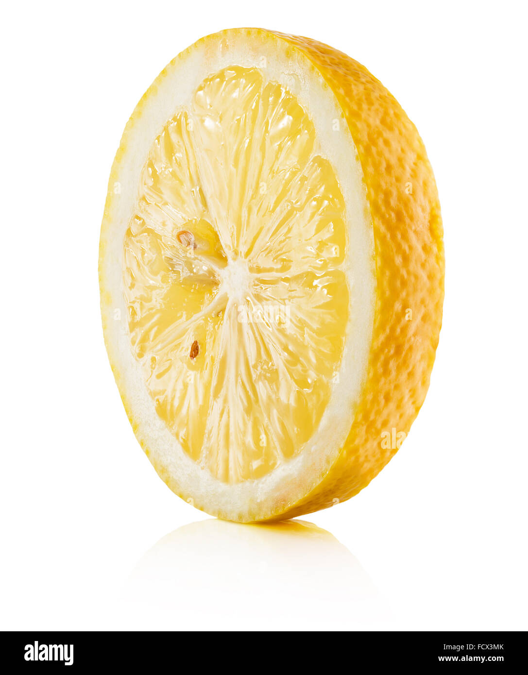 Fettina di limone isolata su uno sfondo bianco. Foto Stock