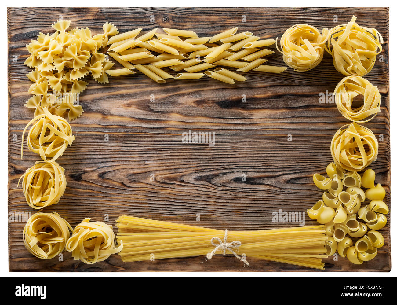 Varietà di tipi e forme di pasta italiana su sfondo di legno. Foto Stock