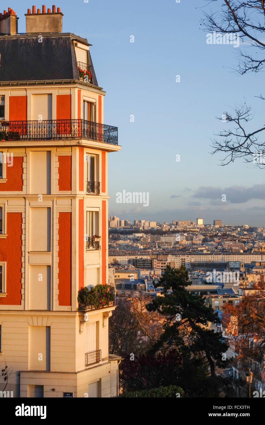 Edificio in stile parigino, appartamenti a Montmartre con vista su Parigi al tramonto, Francia. Foto Stock