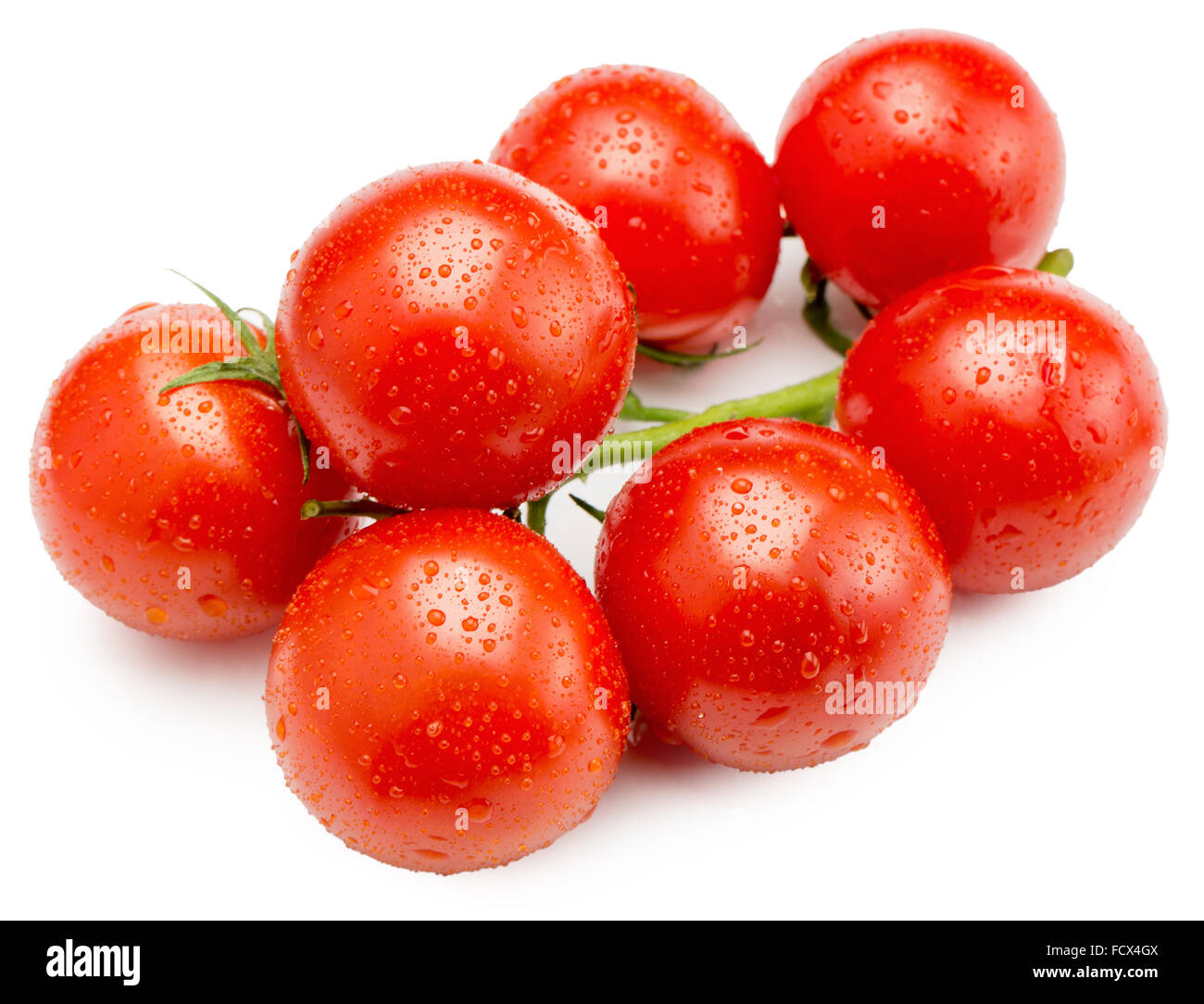 Rossi pomodori ciliegini isolato su uno sfondo bianco. Foto Stock