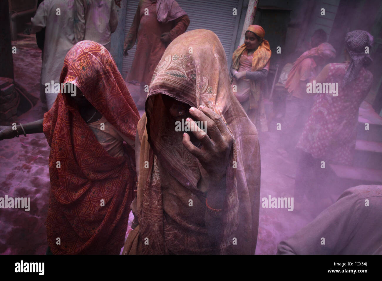 Le donne nelle strade di Vrindavan durante Holi celebrazioni , India Foto Stock