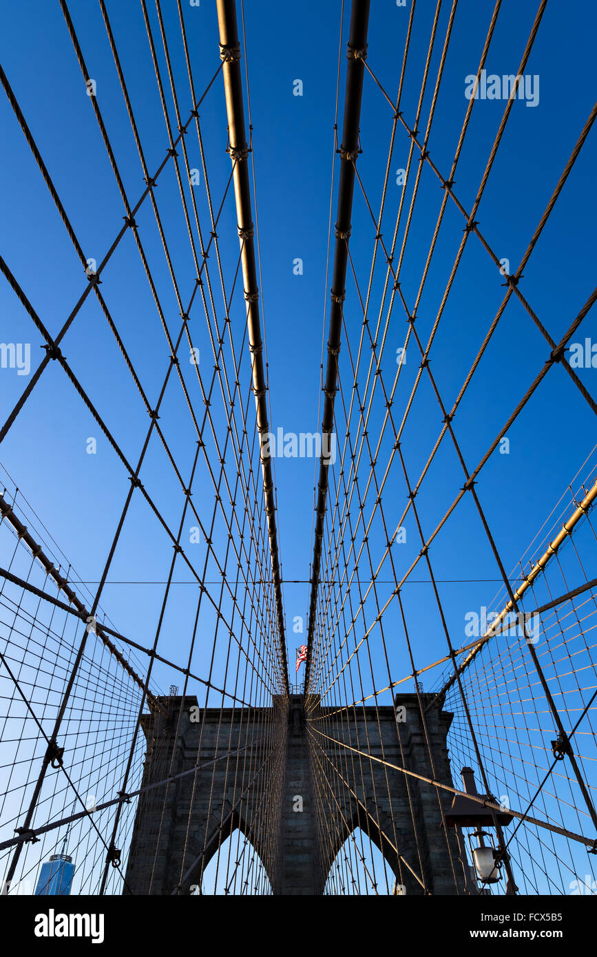 Cavi di sospensione e ad Ovest la Torre del Ponte di Brooklyn con doppi archi gotici, e la fune di fili d'acciaio cavi, New York City Foto Stock